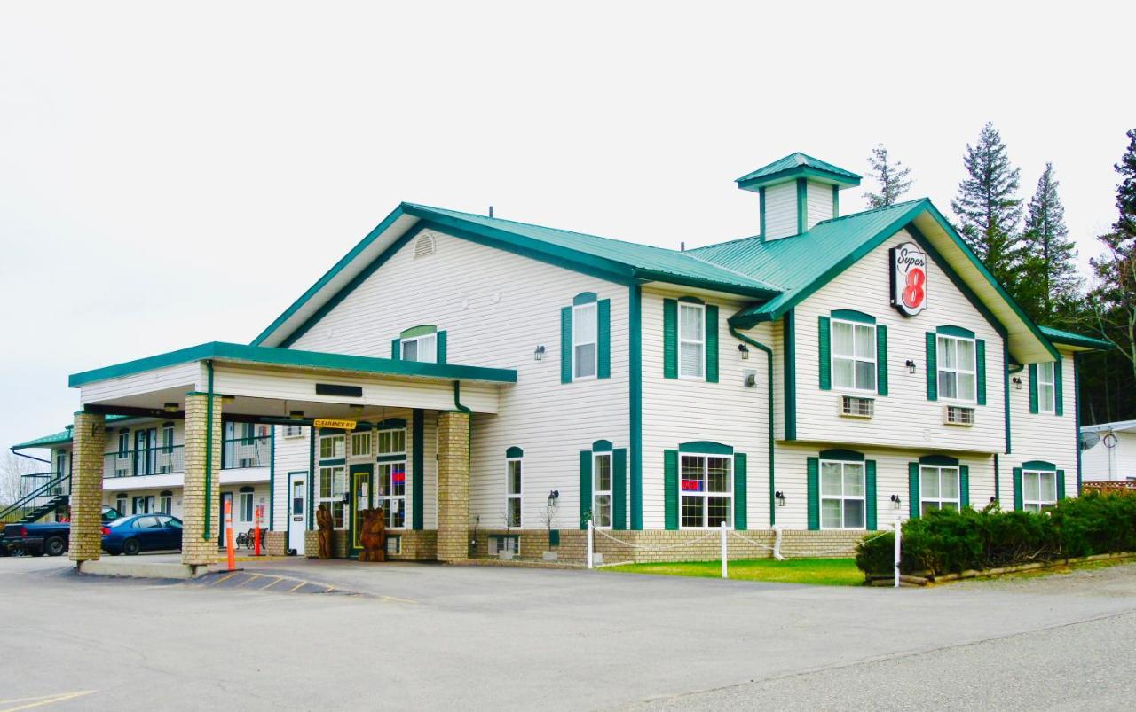Super 8 By Wyndham 100 Mile House Hotel Exterior photo