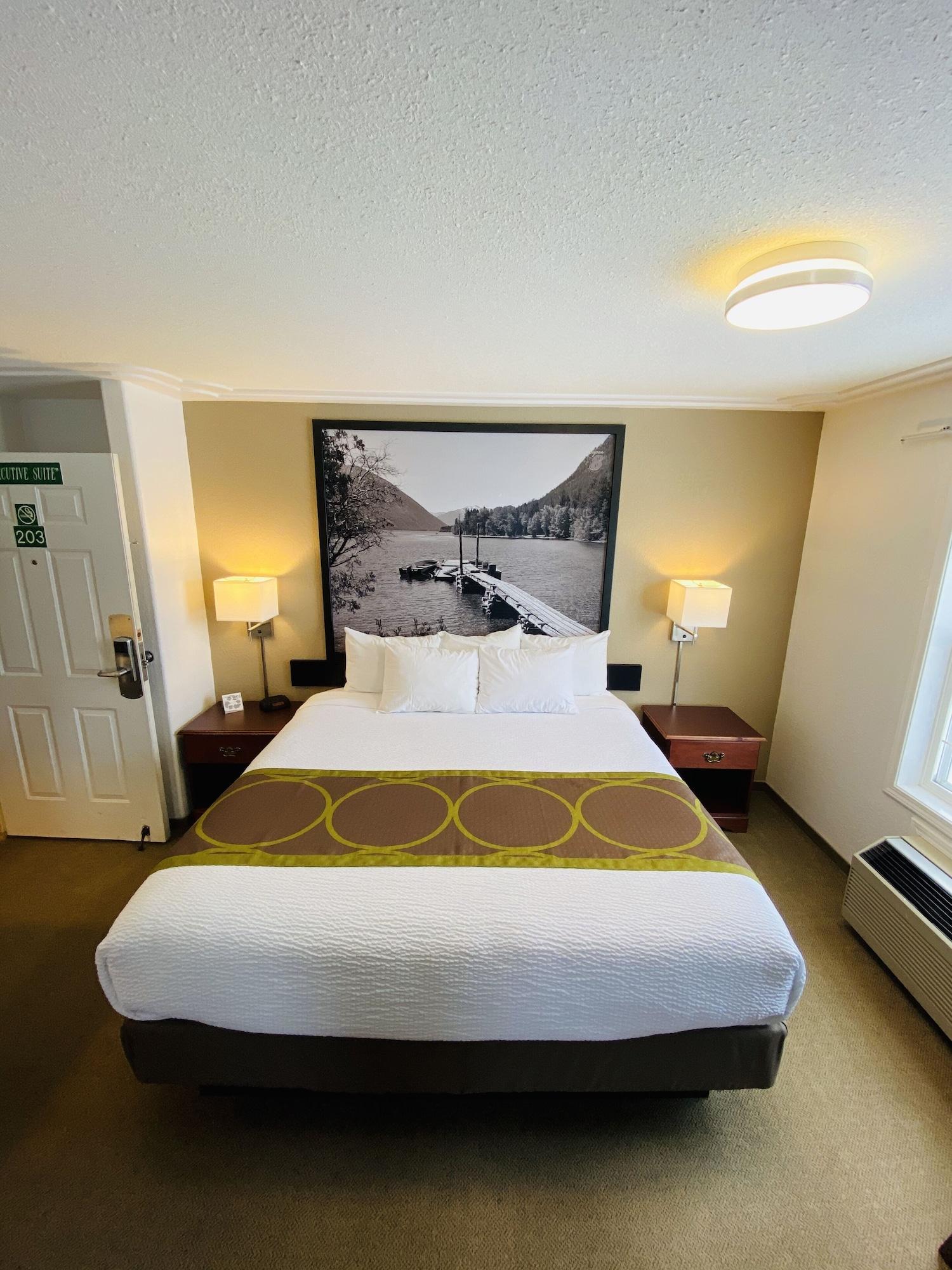 Super 8 By Wyndham 100 Mile House Hotel Exterior photo