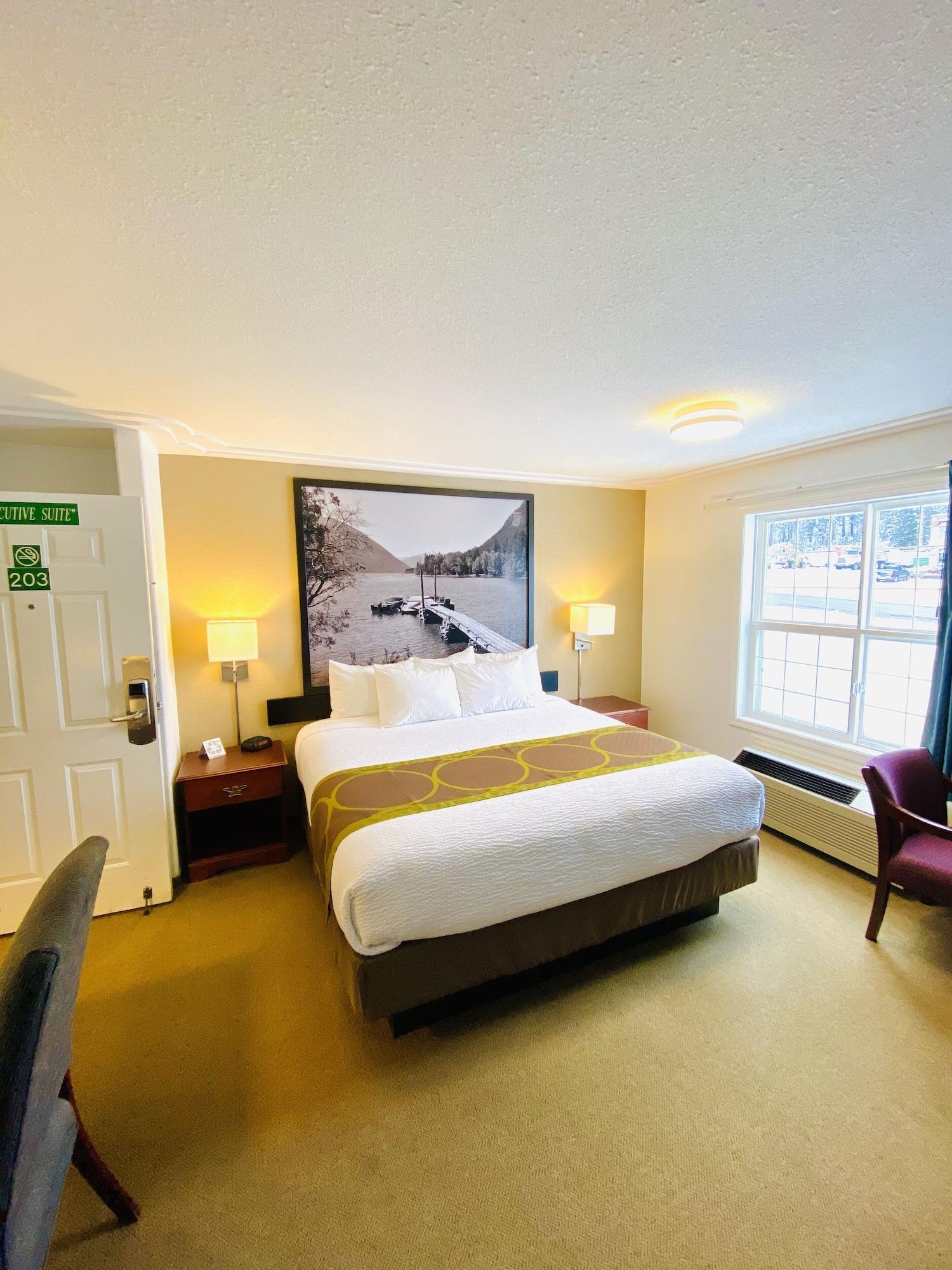 Super 8 By Wyndham 100 Mile House Hotel Exterior photo