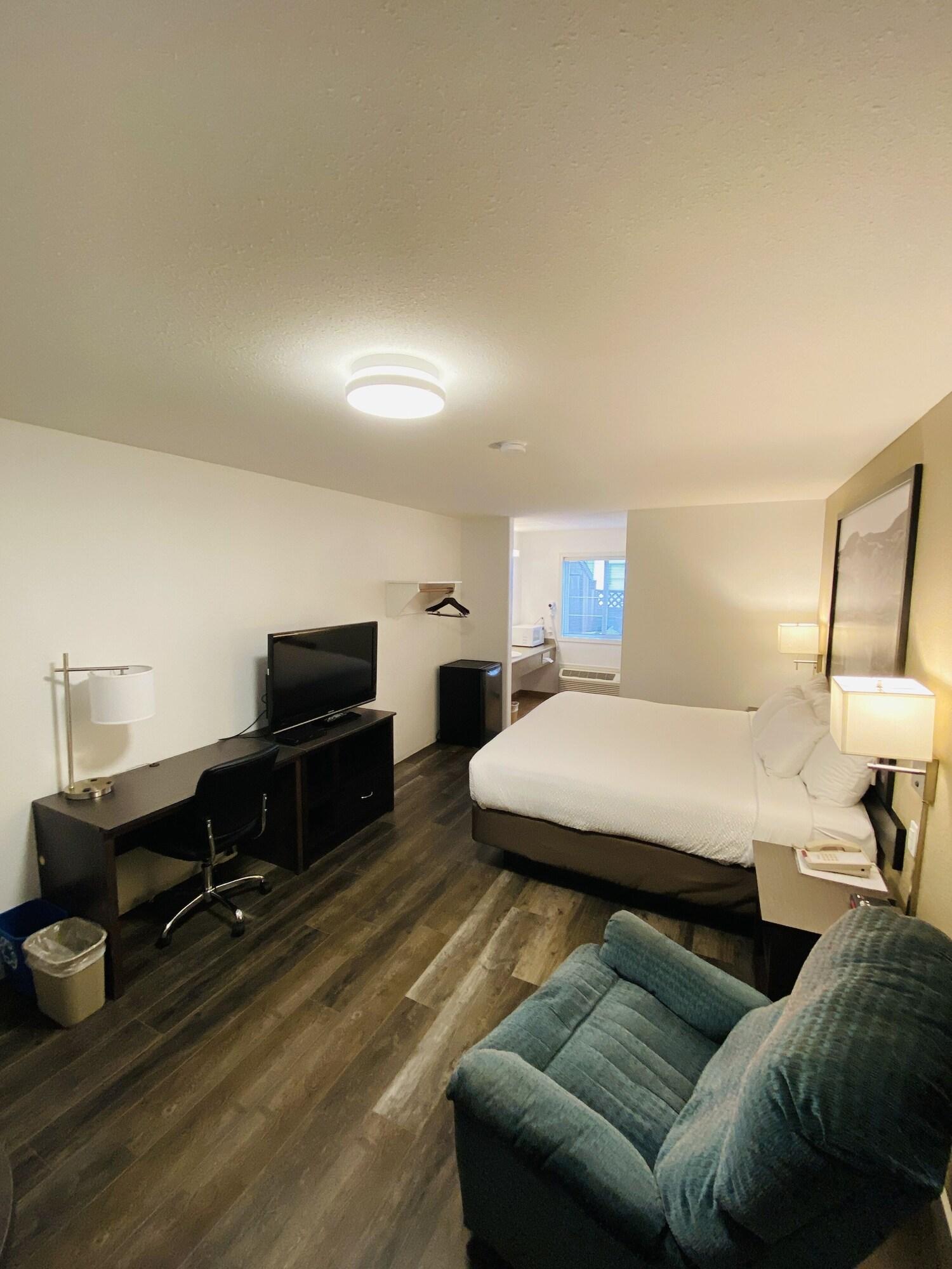 Super 8 By Wyndham 100 Mile House Hotel Exterior photo