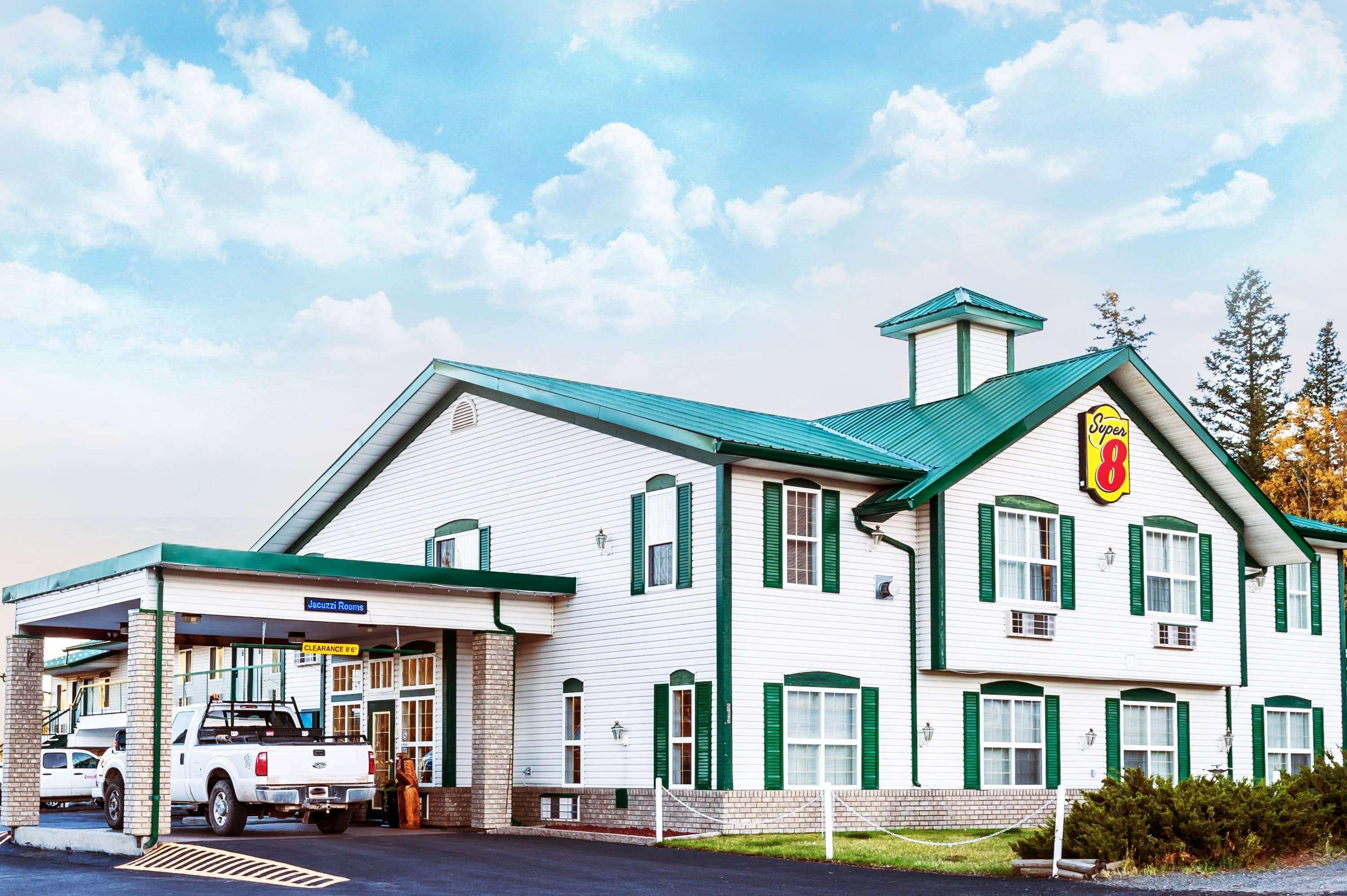 Super 8 By Wyndham 100 Mile House Hotel Exterior photo