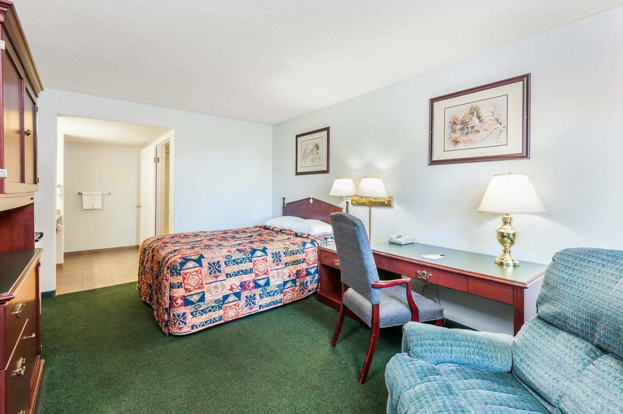 Super 8 By Wyndham 100 Mile House Hotel Exterior photo