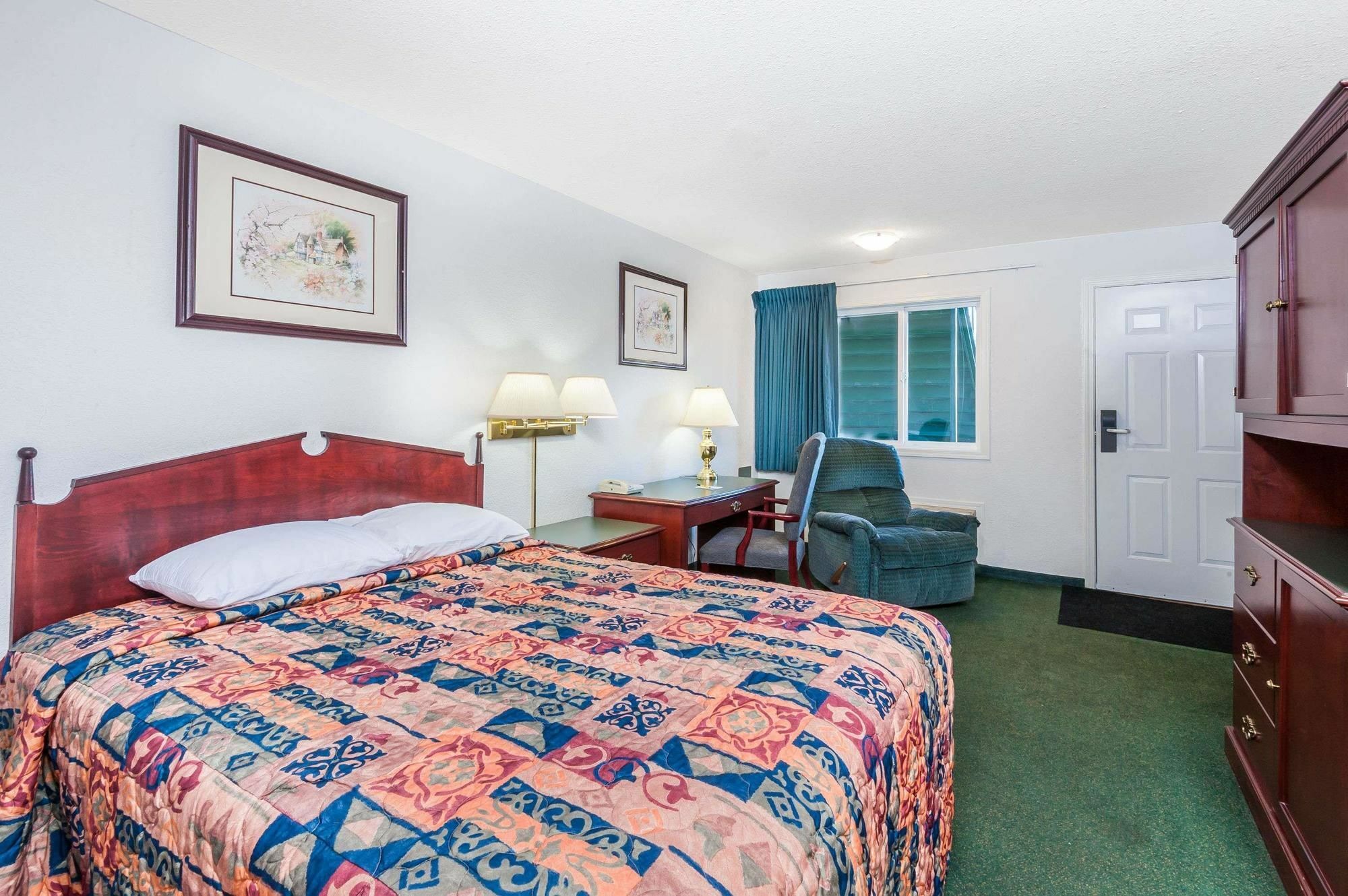 Super 8 By Wyndham 100 Mile House Hotel Exterior photo